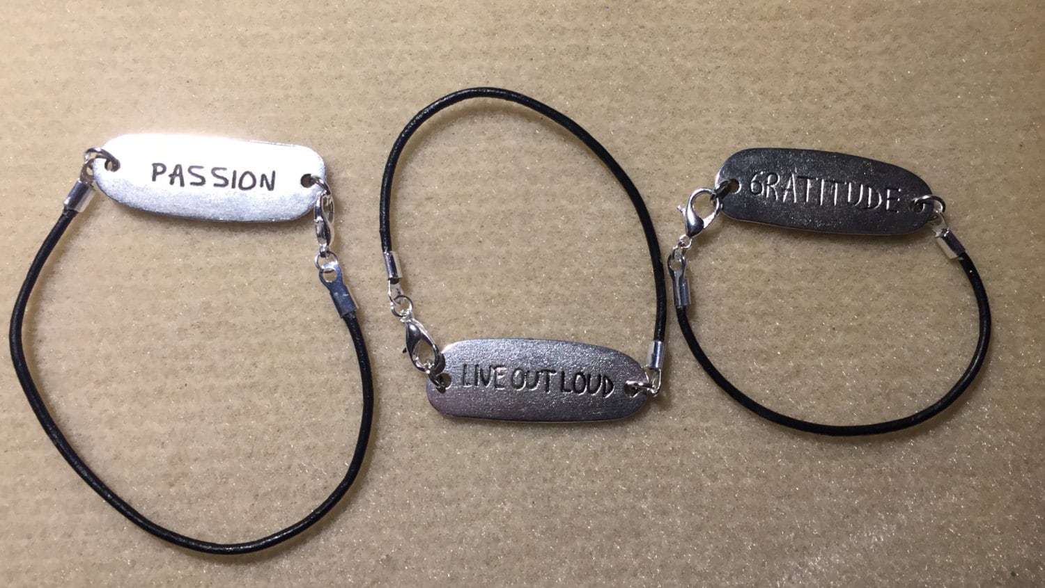 Charme-Lederarmband von AMRossJewelry