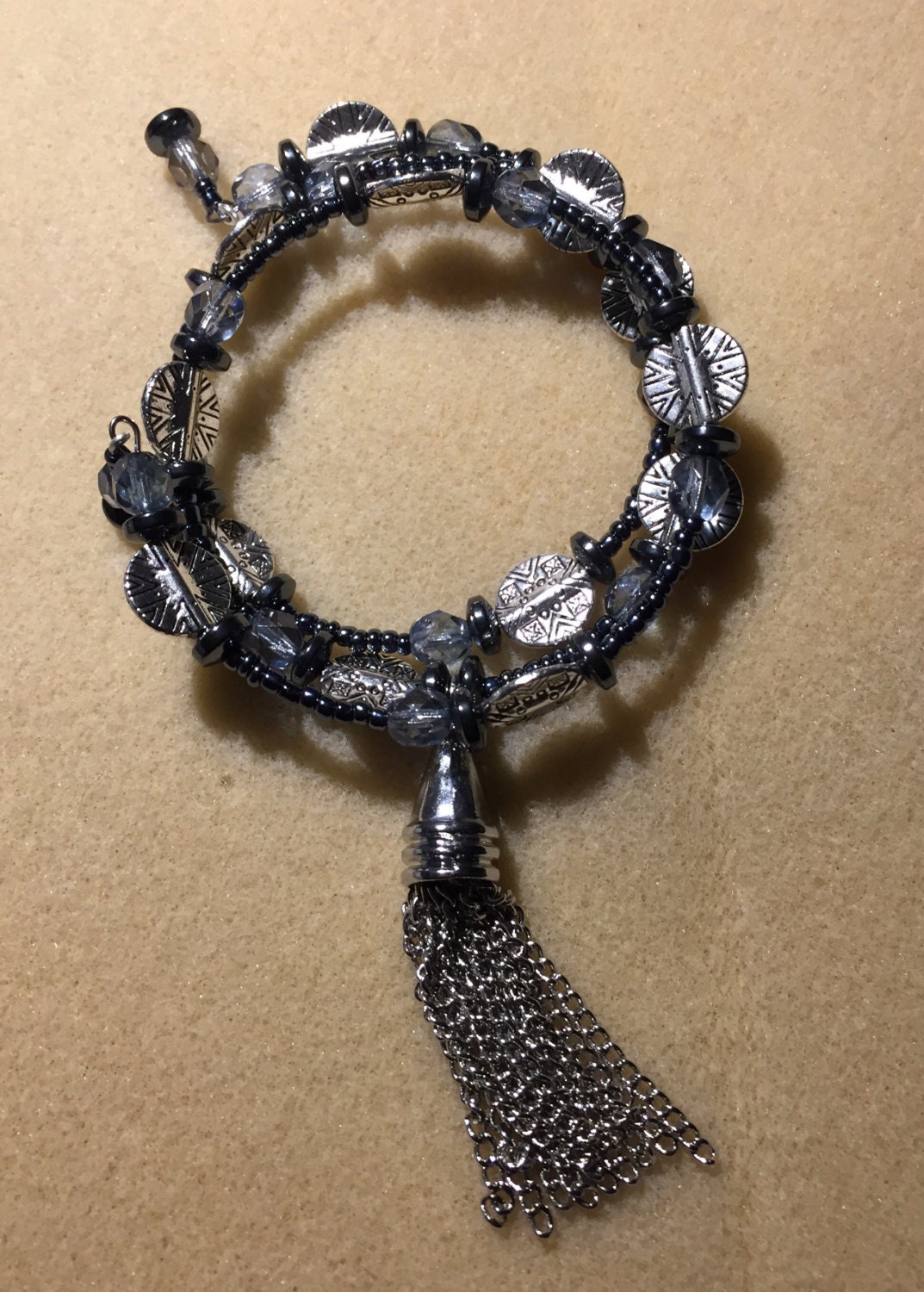 Dehnbares Armband Mit Quaste Charme Dehnbares Armband Mit Quaste Charme von AMRossJewelry