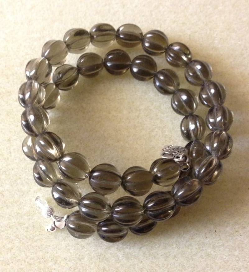 Einfache Rauchiges Geriffeltes Glas Perlen Armband Einfache Rauchiges Geriffeltes Glas Perlen Armband von AMRossJewelry
