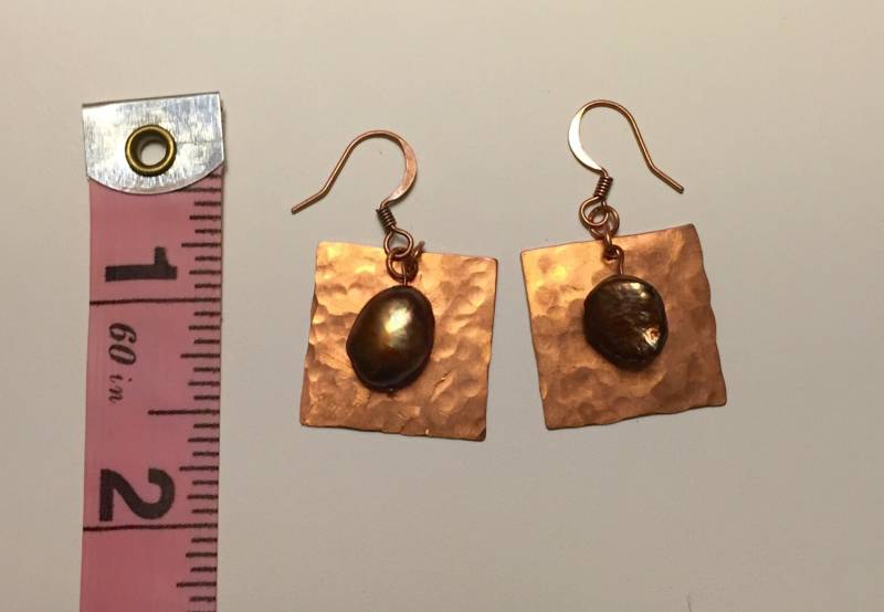 Gehämmert Kupfer Platz Ohrringe Mit Perle Akzente Gehämmert Kupfer Platz Ohrringe Mit Perle Akzente von AMRossJewelry