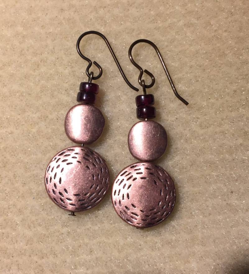 Kupfer-Disc-Ohrringe Mit Granat-steinen von AMRossJewelry