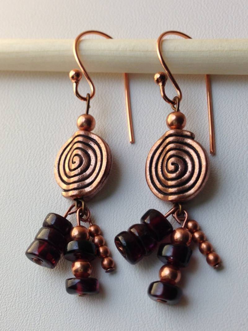 Kupfer-Strudel-Ohrringe Mit Granat Steine Kupfer-Strudel-Ohrringe Mit Granat Steine von AMRossJewelry