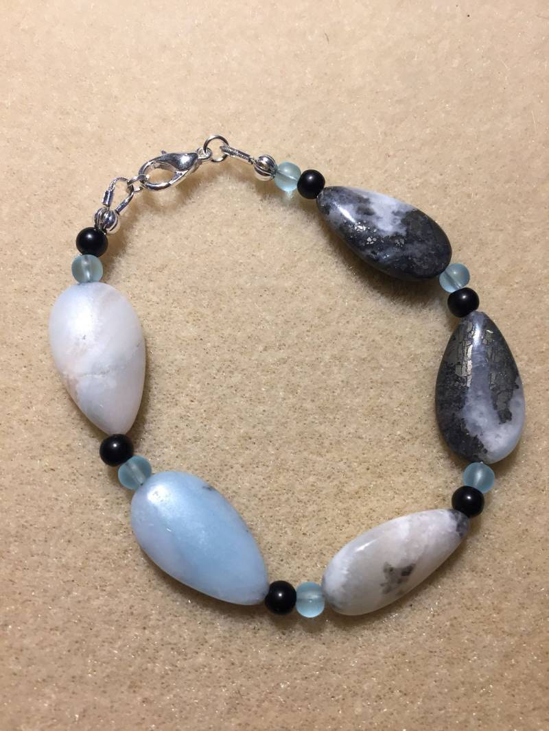 Licht Blau Und Metallic Träne Tropfen Armband Licht Blau Und Metallic Träne Tropfen Armband von AMRossJewelry