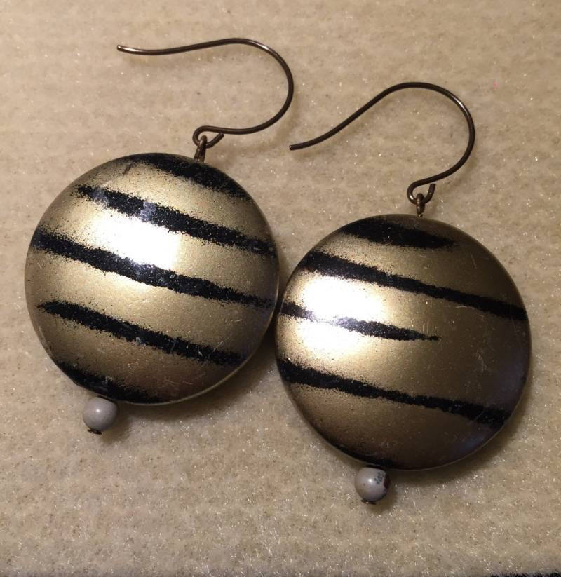 Metallic-Gold Und Schwarz Gestreifte Scheibe Ohrringe Metallic-Gold Und Schwarz Gestreifte Scheibe Ohrringe von AMRossJewelry