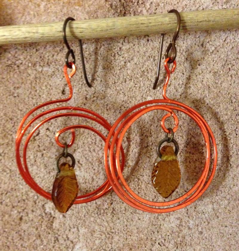 Orange Kabelstecker Mit Zentrum Blatt Akzent Orange Kabelstecker Mit Zentrum Blatt Akzent von AMRossJewelry