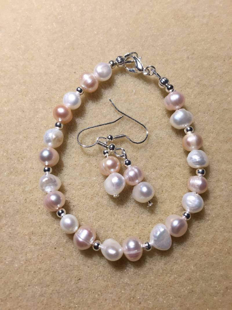 Pfirsich Und Weiß Zuchtperlen Perlen Armband Ohrring-Set Pfirsich Und Weiß Zuchtperlen Perlen Armband Ohrring-Set von AMRossJewelry