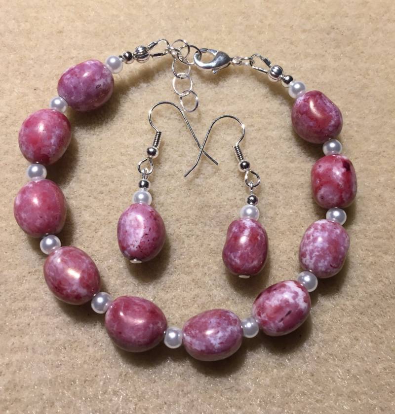 Red Swirl Perlen Armband Und Ohrring-Set Red Swirl Perlen Armband Und Ohrring-Set von AMRossJewelry