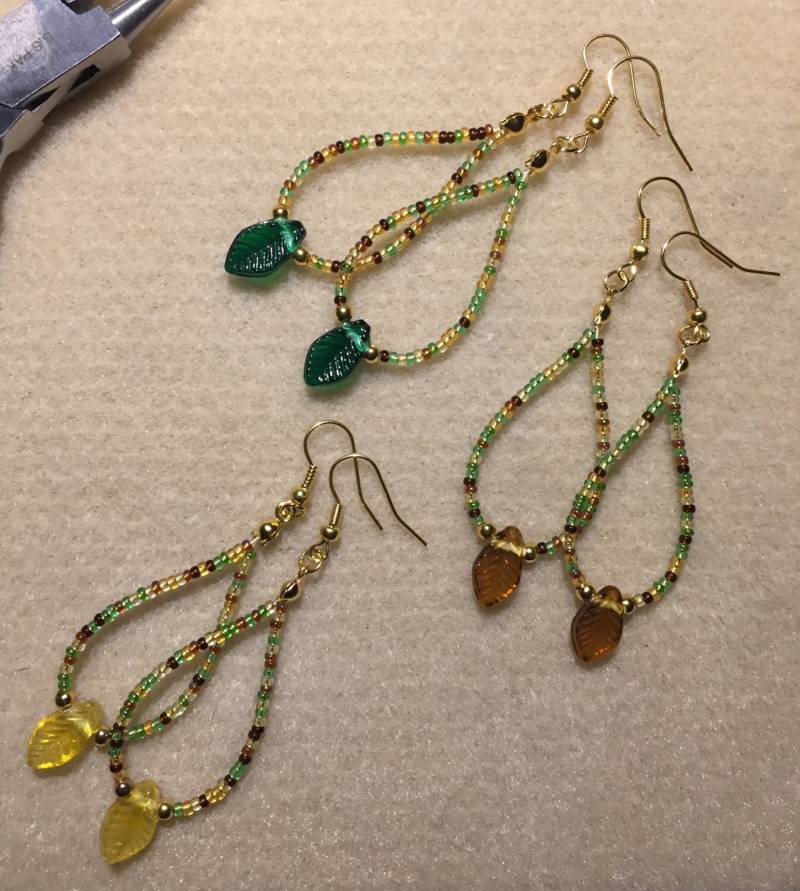 Rocailles Perlen Schleife Ohrringe Mit Glasblatt von AMRossJewelry