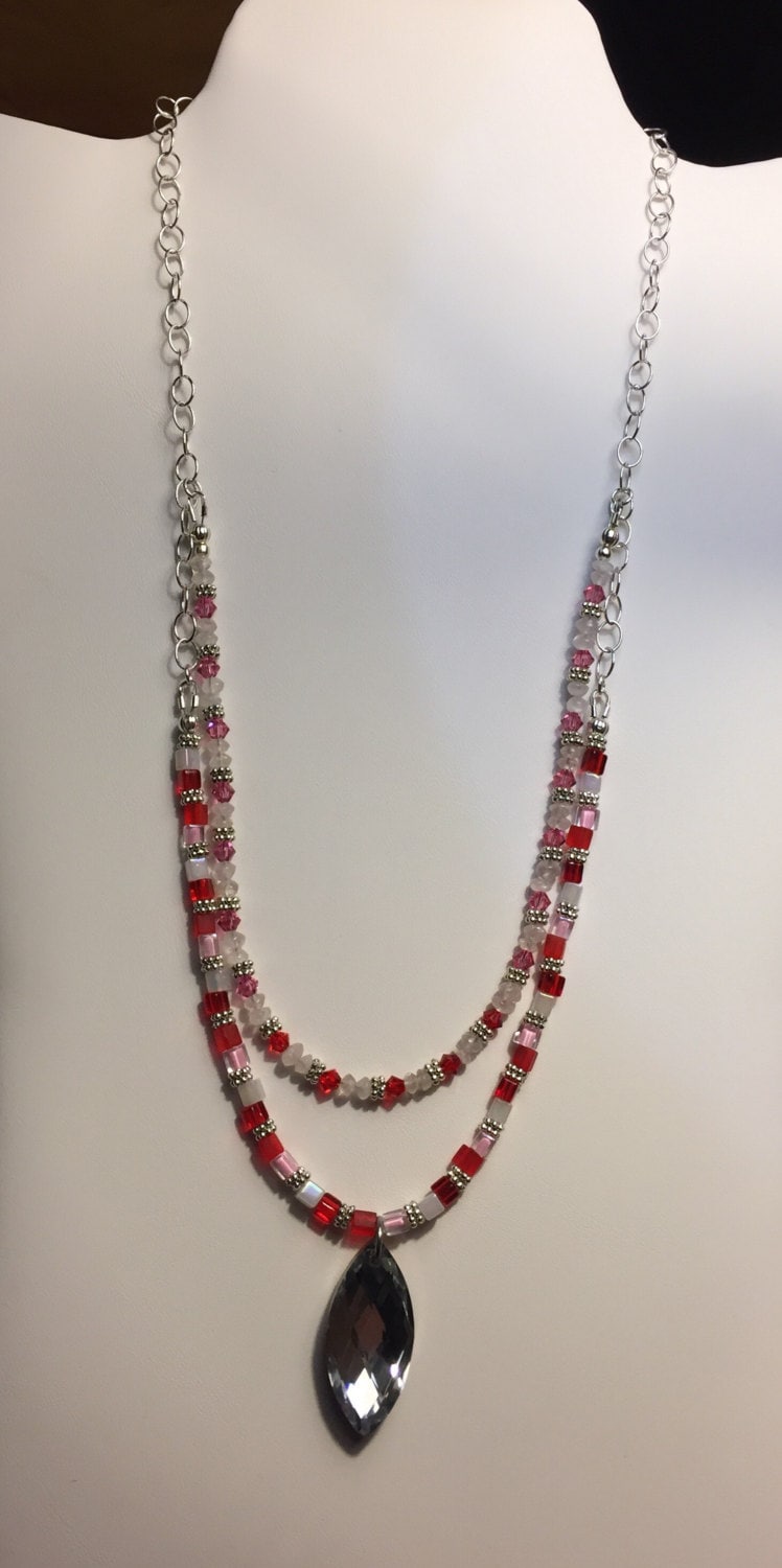 Rosa Und Siam Swarovski Halskette Mit Facettiertem Kristall Schwerpunkt Rosa Und Siam Swarovski Halskette Mit Facettiertem Kristall Schwerpunkt von AMRossJewelry