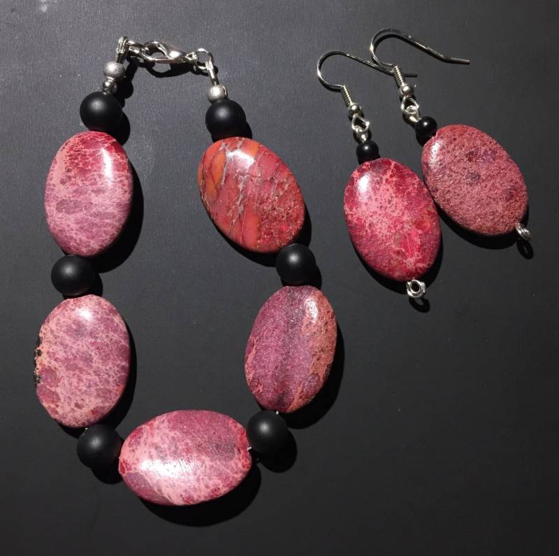 Rotem Marmor Und Schwarze Perlen Armband Ohrringe Set von AMRossJewelry