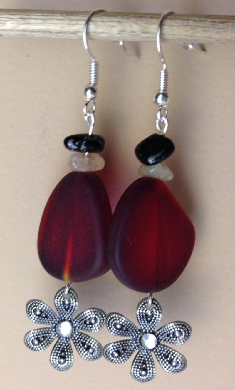 Rotes Meer Glasohrringe Mit Blume Akzenten Rotes Meer Glasohrringe Mit Blume Akzenten von AMRossJewelry