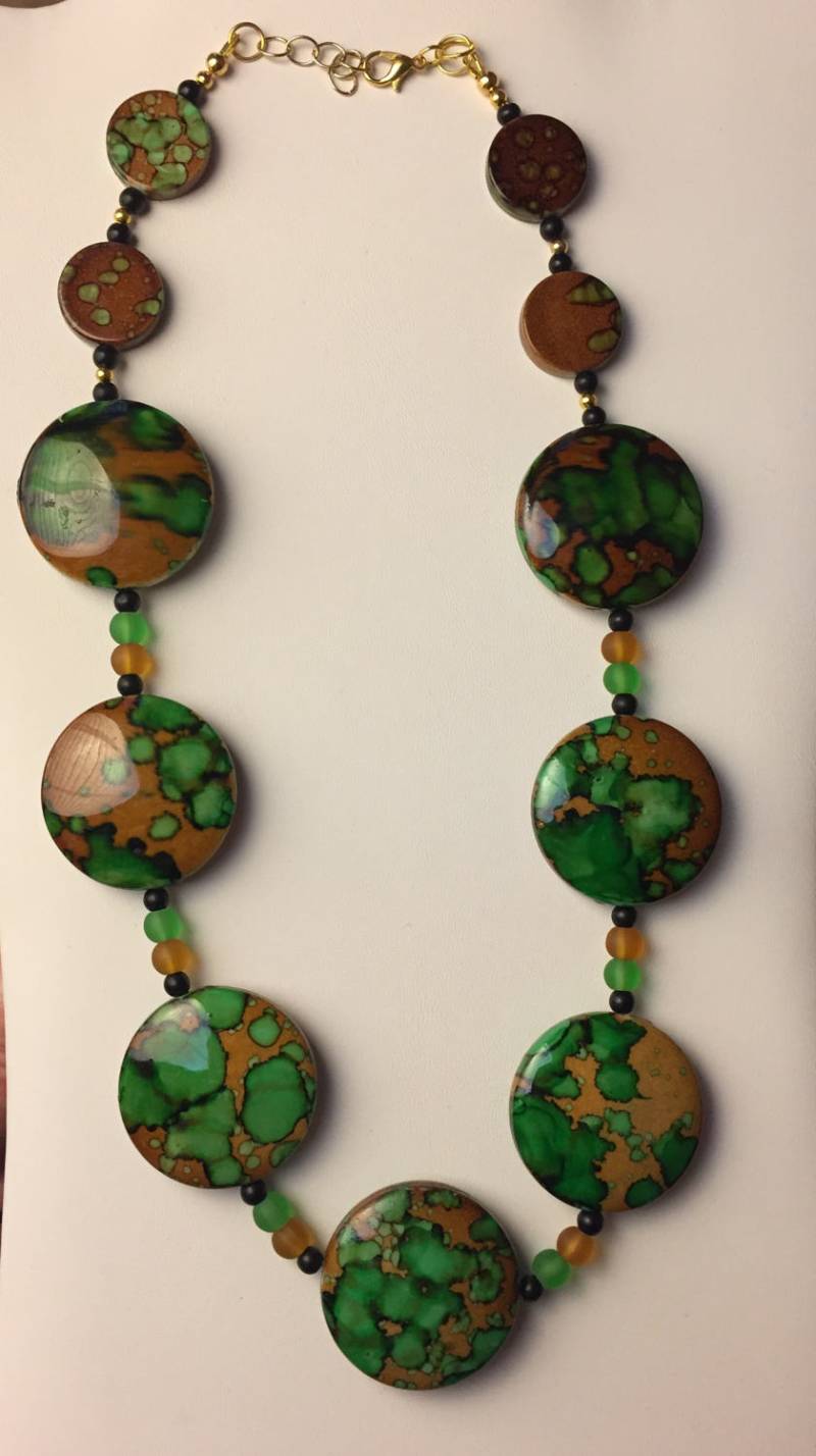 Smaragd Und Braun Seeglas Disc Halskette Smaragd Und Braun Seeglas Disc Halskette von AMRossJewelry