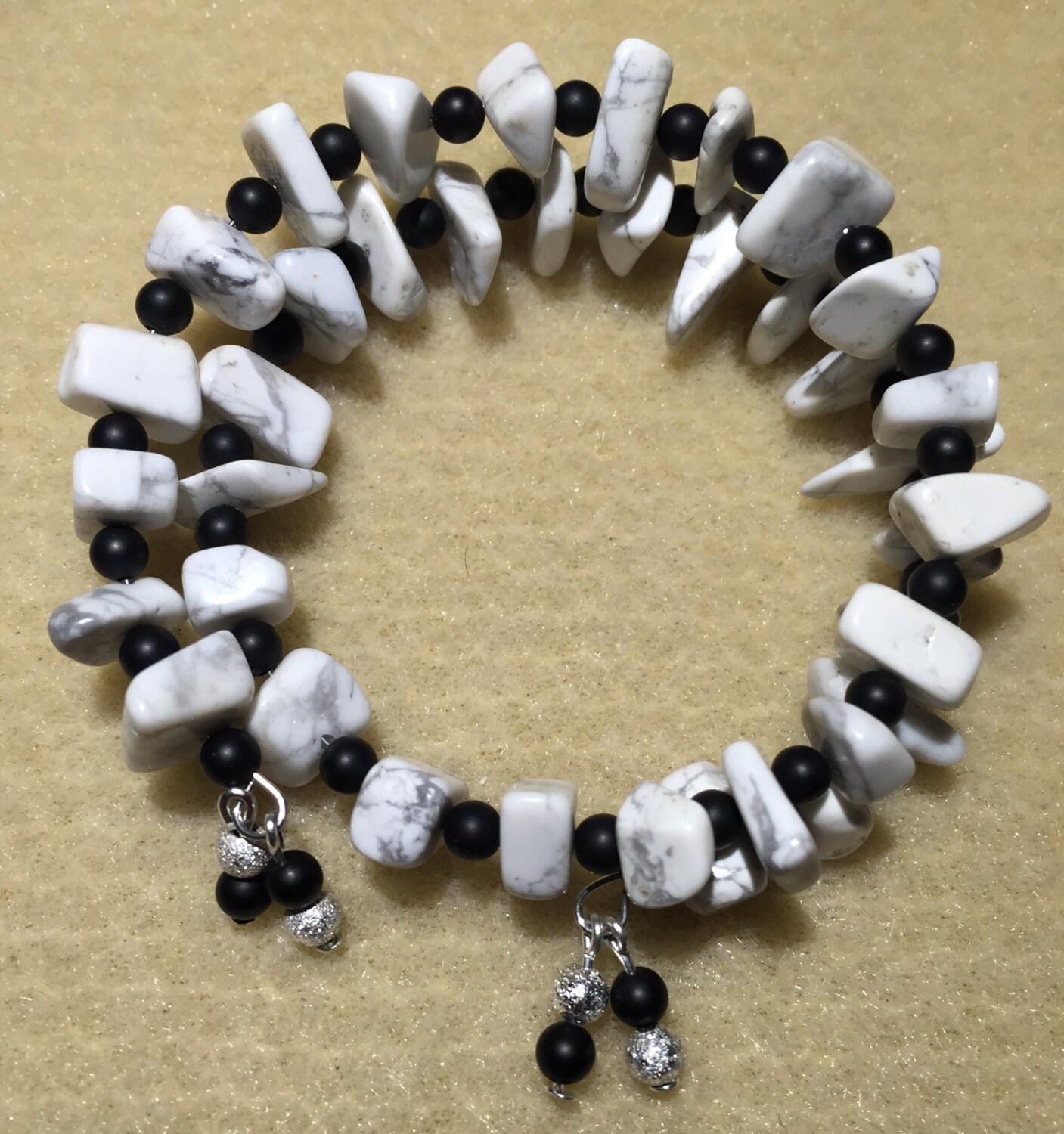 Weiß Howlith Chip Memory Wire Armband von AMRossJewelry