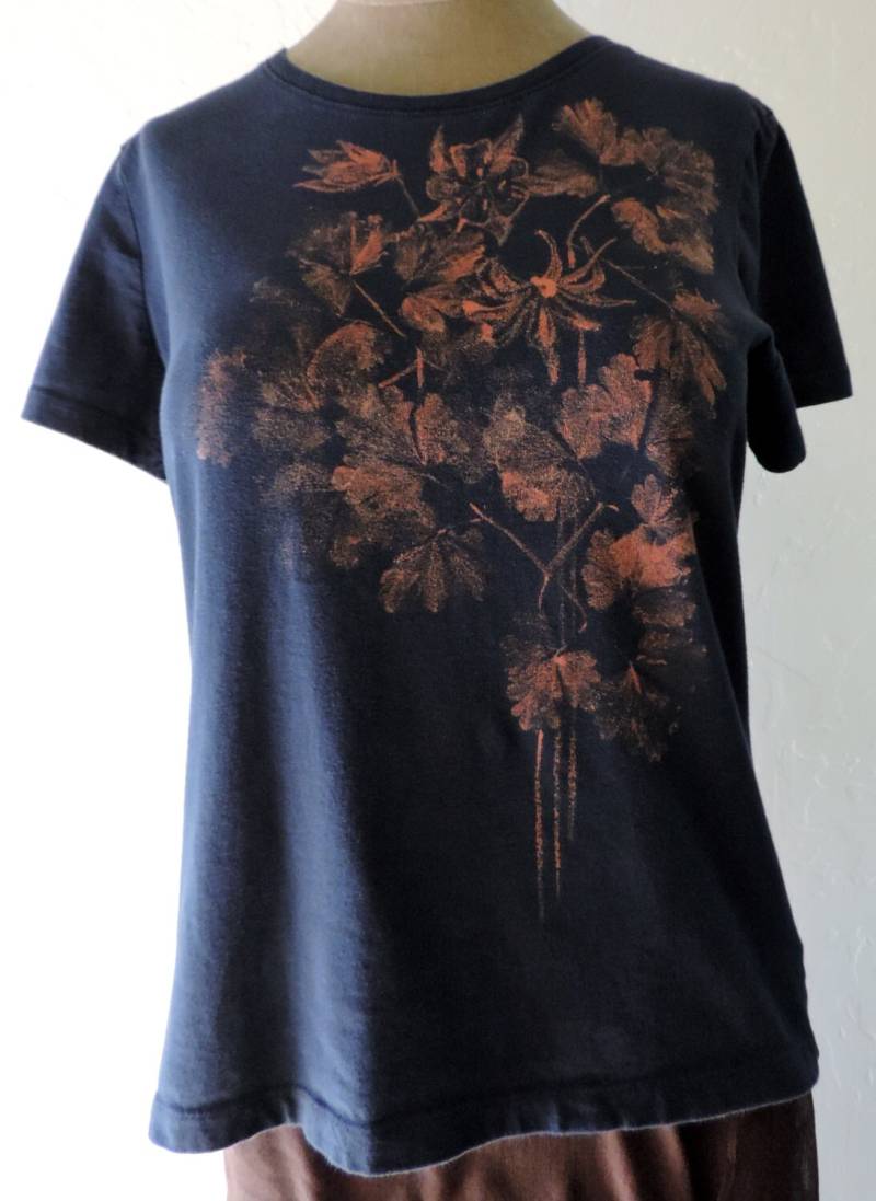 Eco-Print Marine Stricken T, Columbine Blume Und Blatt Drucke, Medium, "Columbine Cluster" von AMaterialsGirl