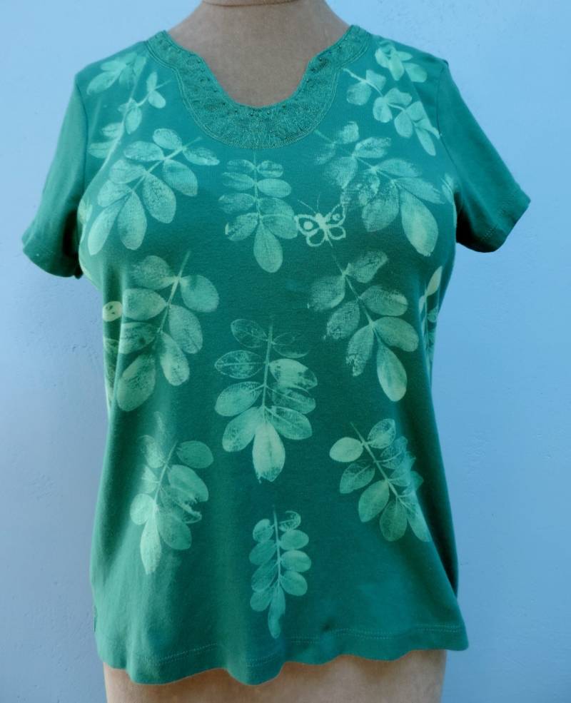 Ecoprint T Shirt in Grün, Bestickt Ausschnitt, M, "Süße Sophora" von AMaterialsGirl