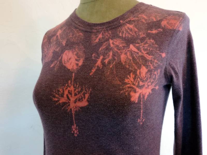 Öko-Print Langarm-T-Shirt, Hibiskus Blüten Und Blätter, Rosa Auf Pflaume Heidekraut Gestrickt, "Pink On Plum" von AMaterialsGirl