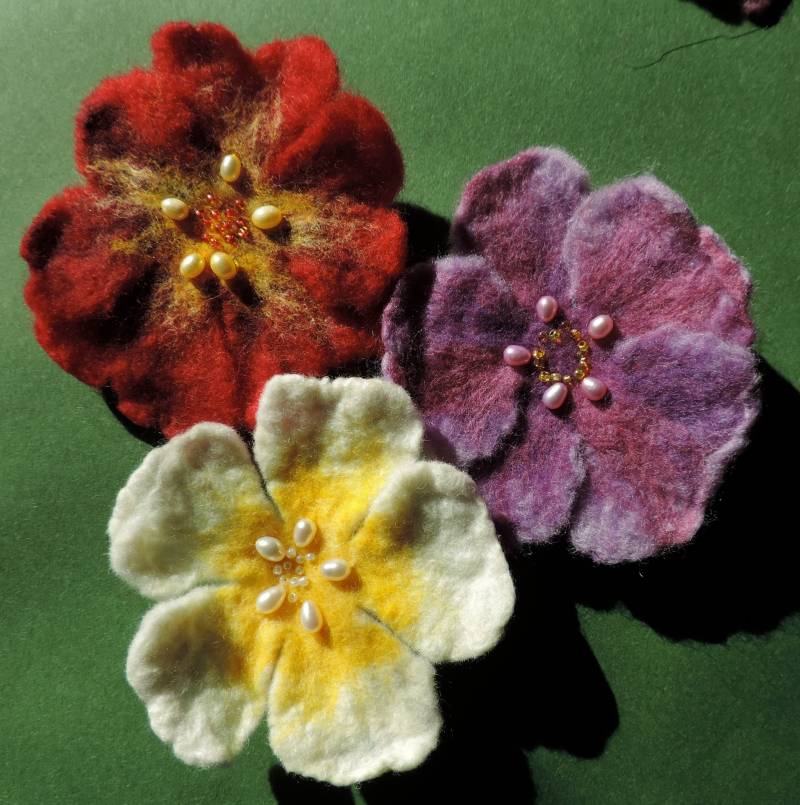 Primrose Filzblumen Anstecknadeln von AMaterialsGirl