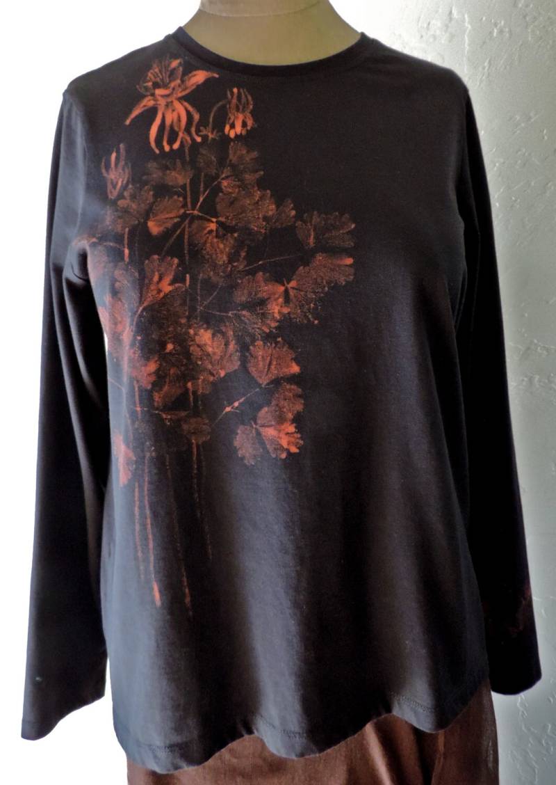 Schwarzes Strickoberteil Mit Öko-Print, Kombinieren Sie Blumen - Und Blattdrucke, L, "Akeleien" von AMaterialsGirl