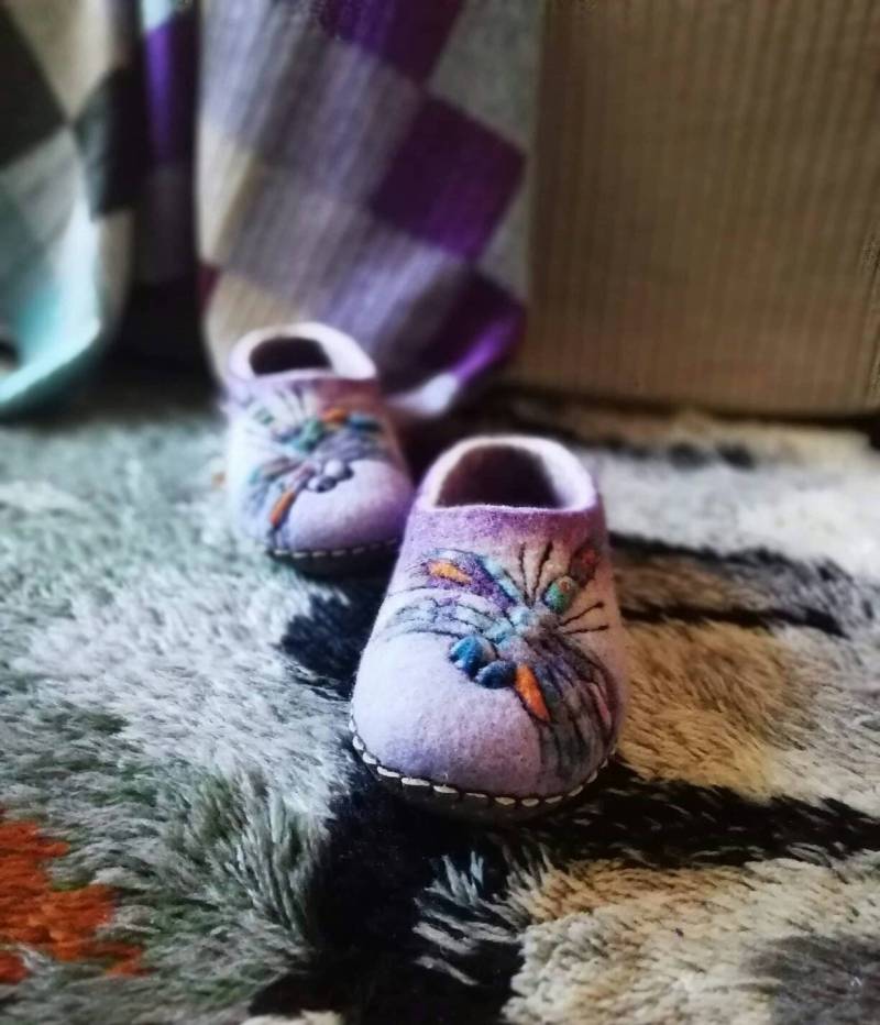 Gefilzte Hausschuhe Lilatöne Wolle Libellen Design , Filz Frauen Mit Ledersohlen - Auf Bestellung von AMdreAM