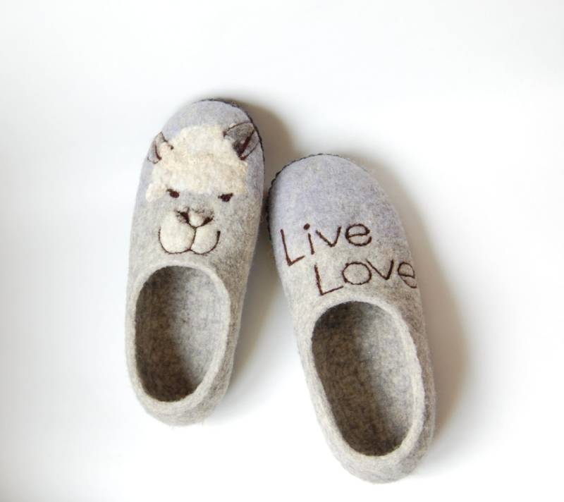 Lama Gefilzte Hausschuhe Für Frauen - Graue Filzhausschuhe Live Love Einweihungsgeschenk Sie Auf Bestellung von AMdreAM
