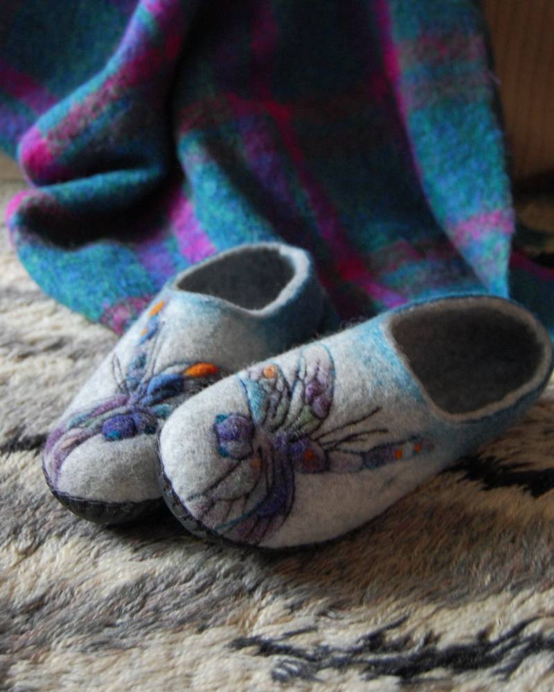Libelle Kunst Gefilzte Hausschuhe Für Frauen, Grau Und Smaragd-Grüne Wolle Mit Ledersohlen, Handgefertigte - Auf Bestellung von AMdreAM