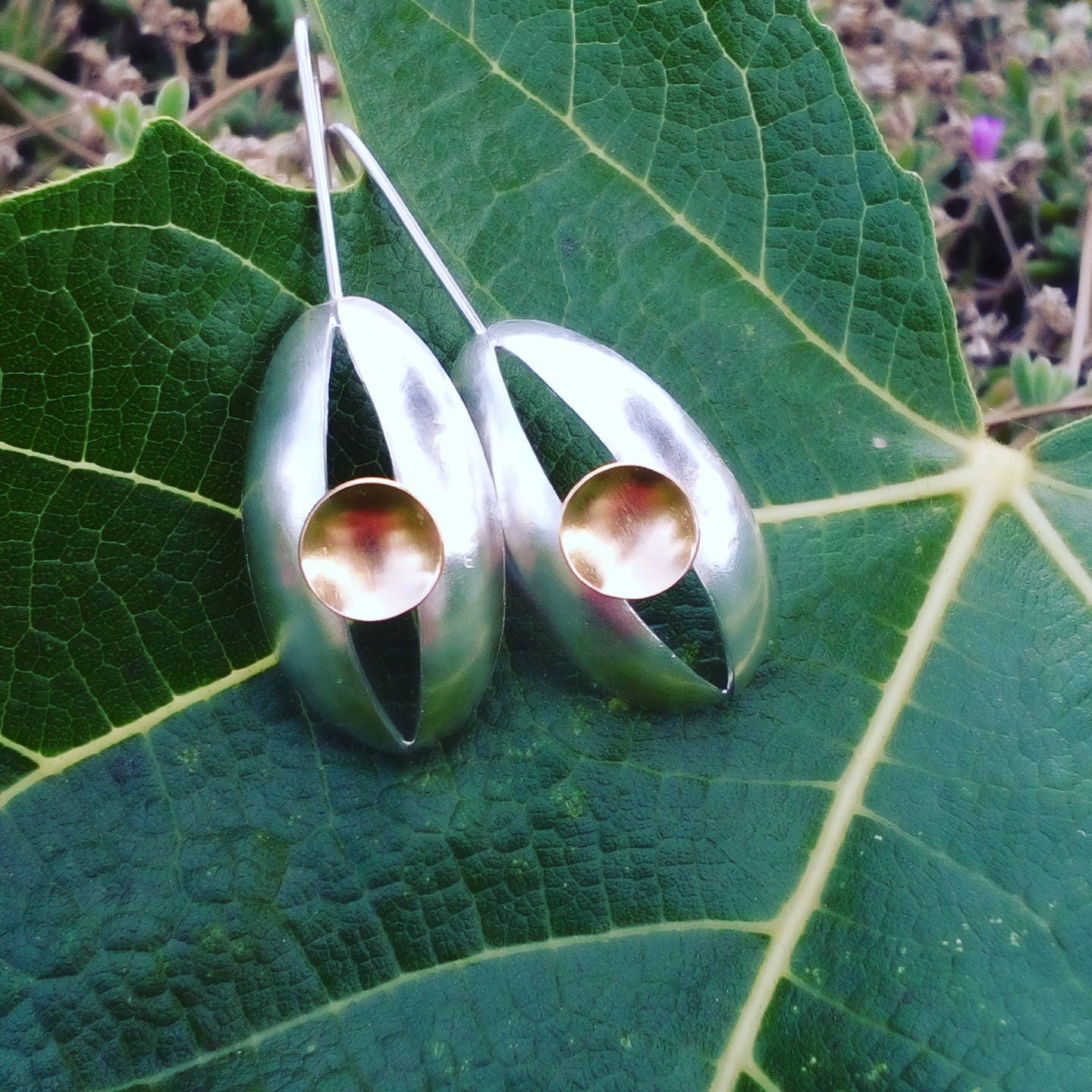 Handgefertigte Ohrringe Aus 19, 2 Karat Gold & Sterlingsilber Handgefertigte Ohrringe Aus 19, 2 Karat Gold & Sterlingsilber von AMjewelryStudio