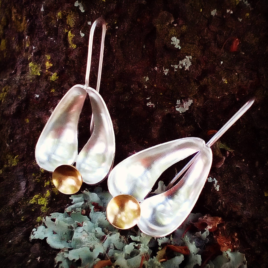 Handgefertigte Ohrringe Aus 19, 2 Karat Gold & Sterlingsilber Handgefertigte Ohrringe Aus 19, 2 Karat Gold & Sterlingsilber von AMjewelryStudio