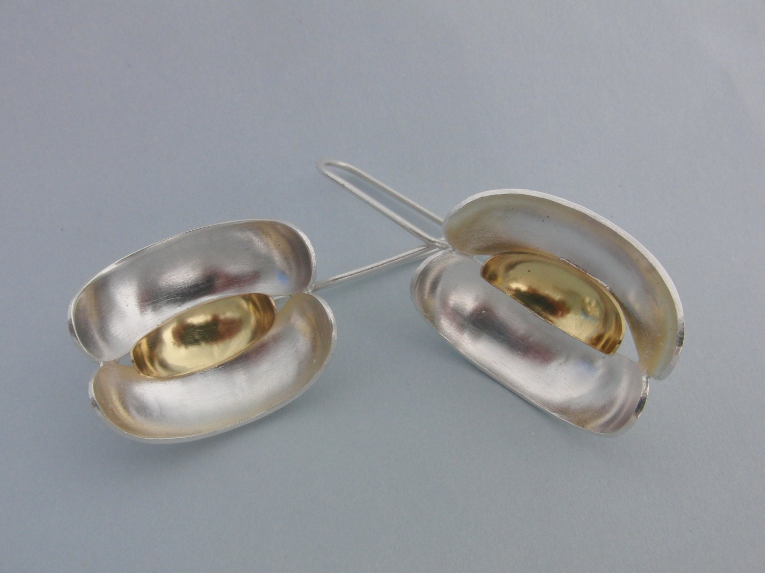 Handgemachte Gold & Sterling Silber Ohrstecker Einzigartige Zierliche Schmuckstücke Handgemachte Gold & Sterling Silber Ohrstecker Einzigartige Zierliche Schmuckstücke von AMjewelryStudio