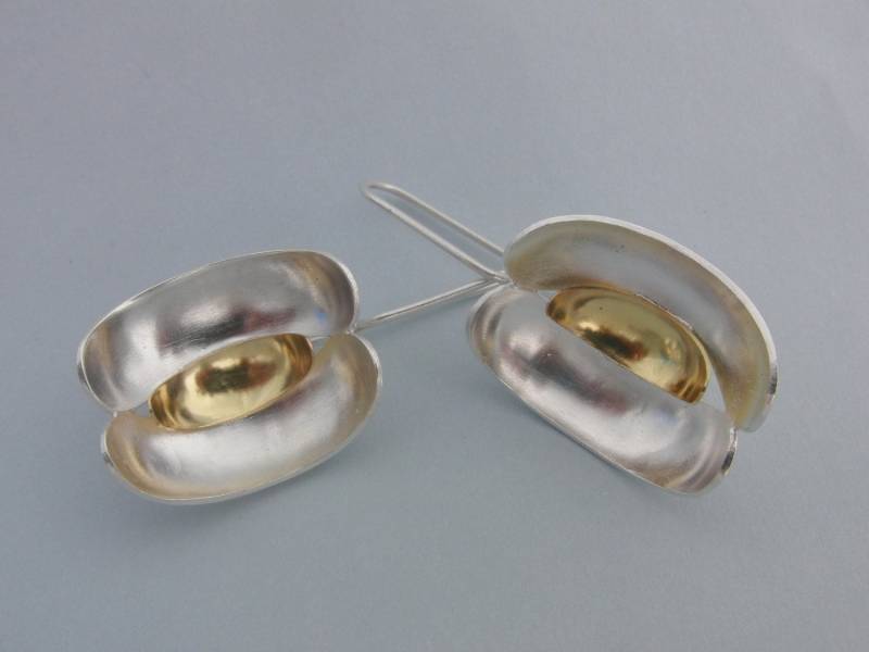 Handgemachte Gold & Sterling Silber Ohrstecker Einzigartige Zierliche Schmuckstücke von AMjewelryStudio