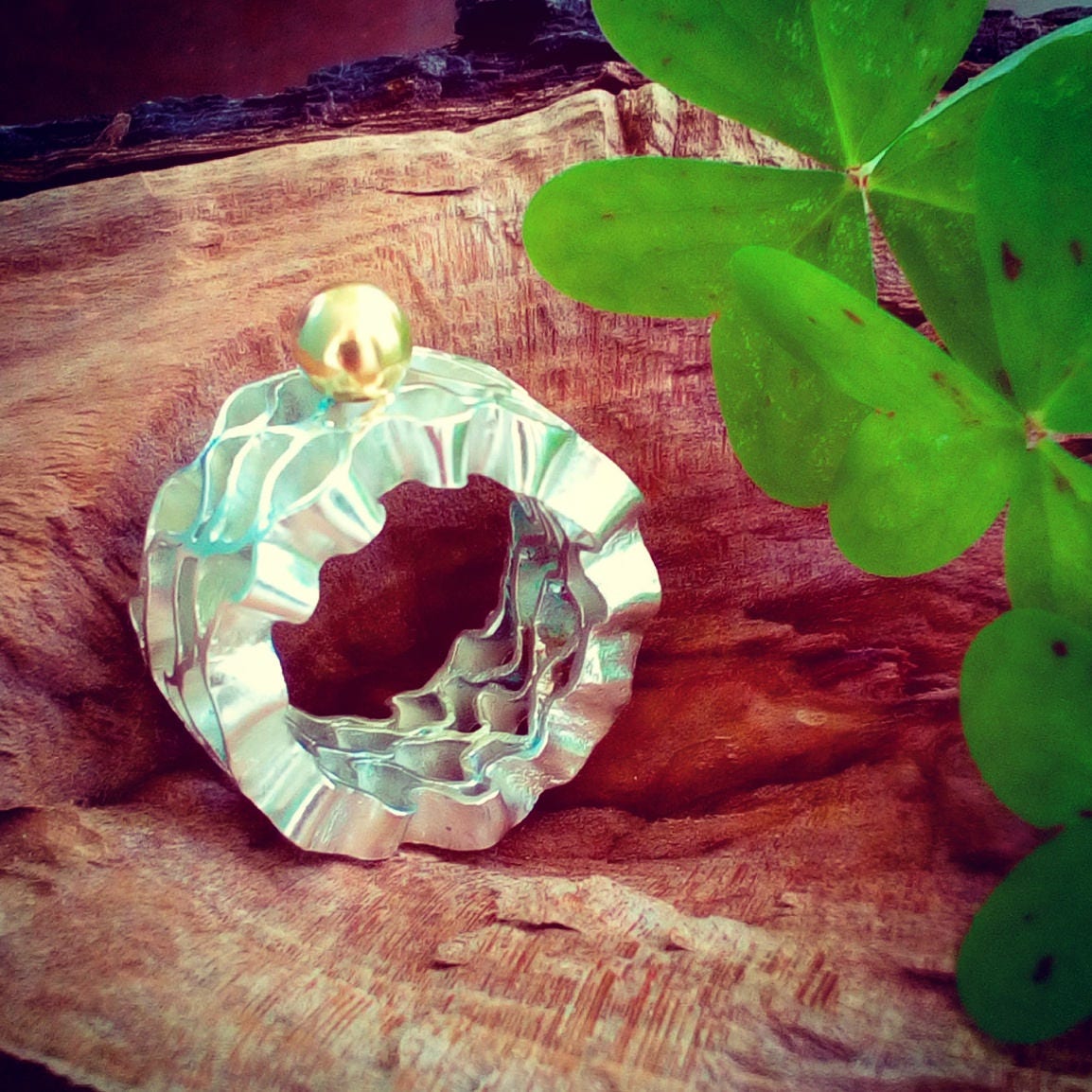 Handgemachter Sterling Silber Statement Ring Mit 19.2K Goldkugel Handgemachter Sterling Silber Statement Ring Mit 19.2K Goldkugel von AMjewelryStudio