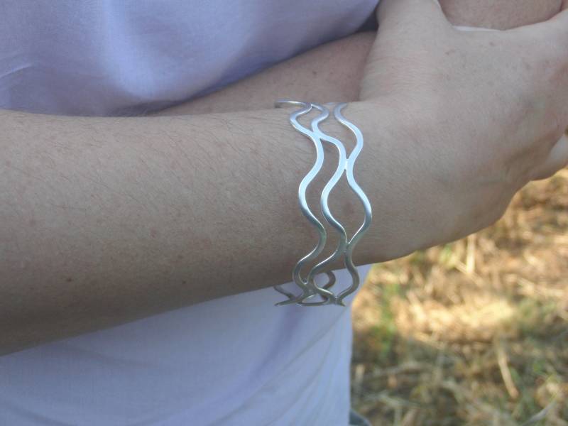 Handmade Sterling Silber Wellen Armreif Moderner Statement Schmuck von AMjewelryStudio