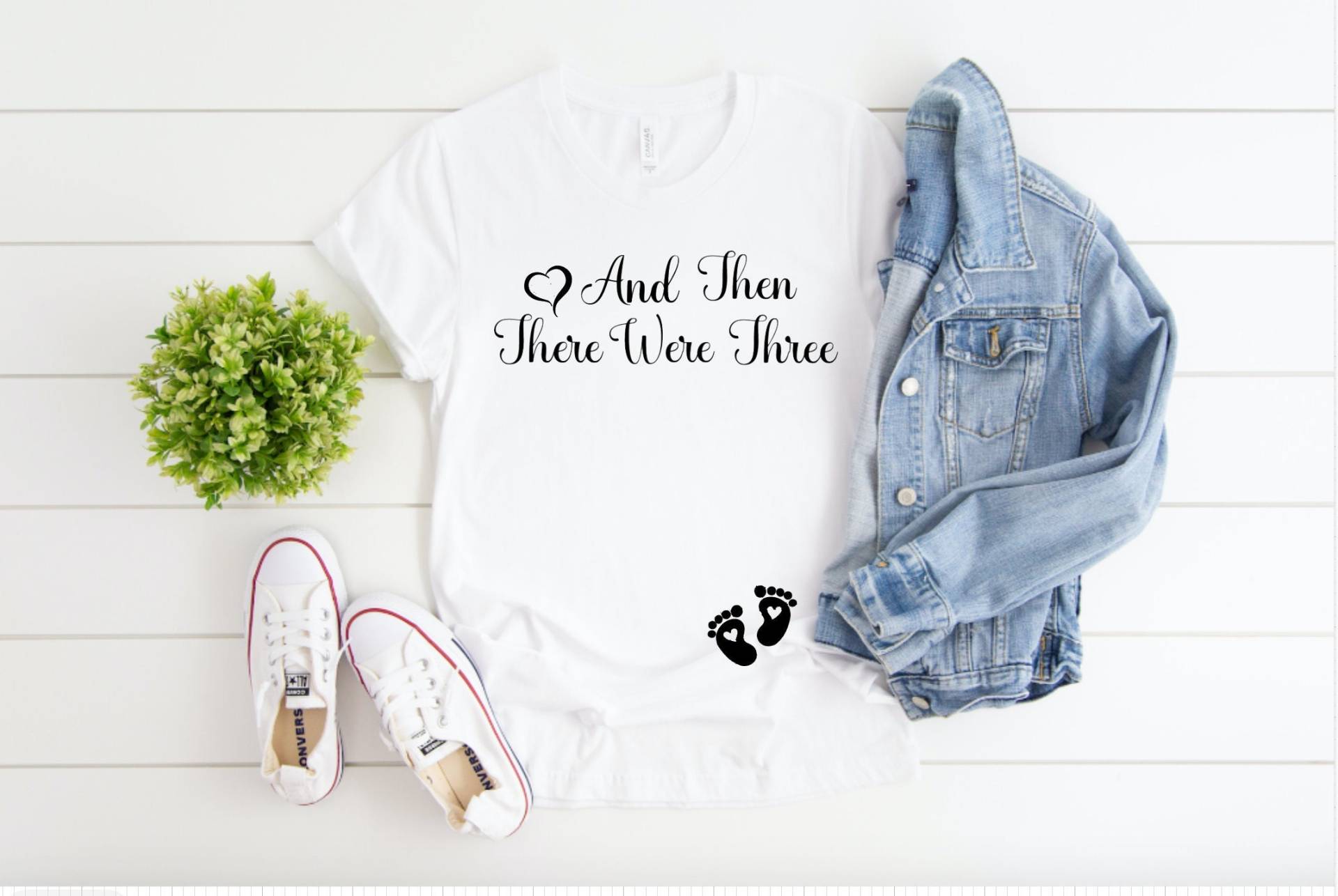 And Then There Were Three Umstandsshirt, Süßes Schwangerschaft Ankündigung Shirt, Photo Prop Shirt von AMommysLoveCo