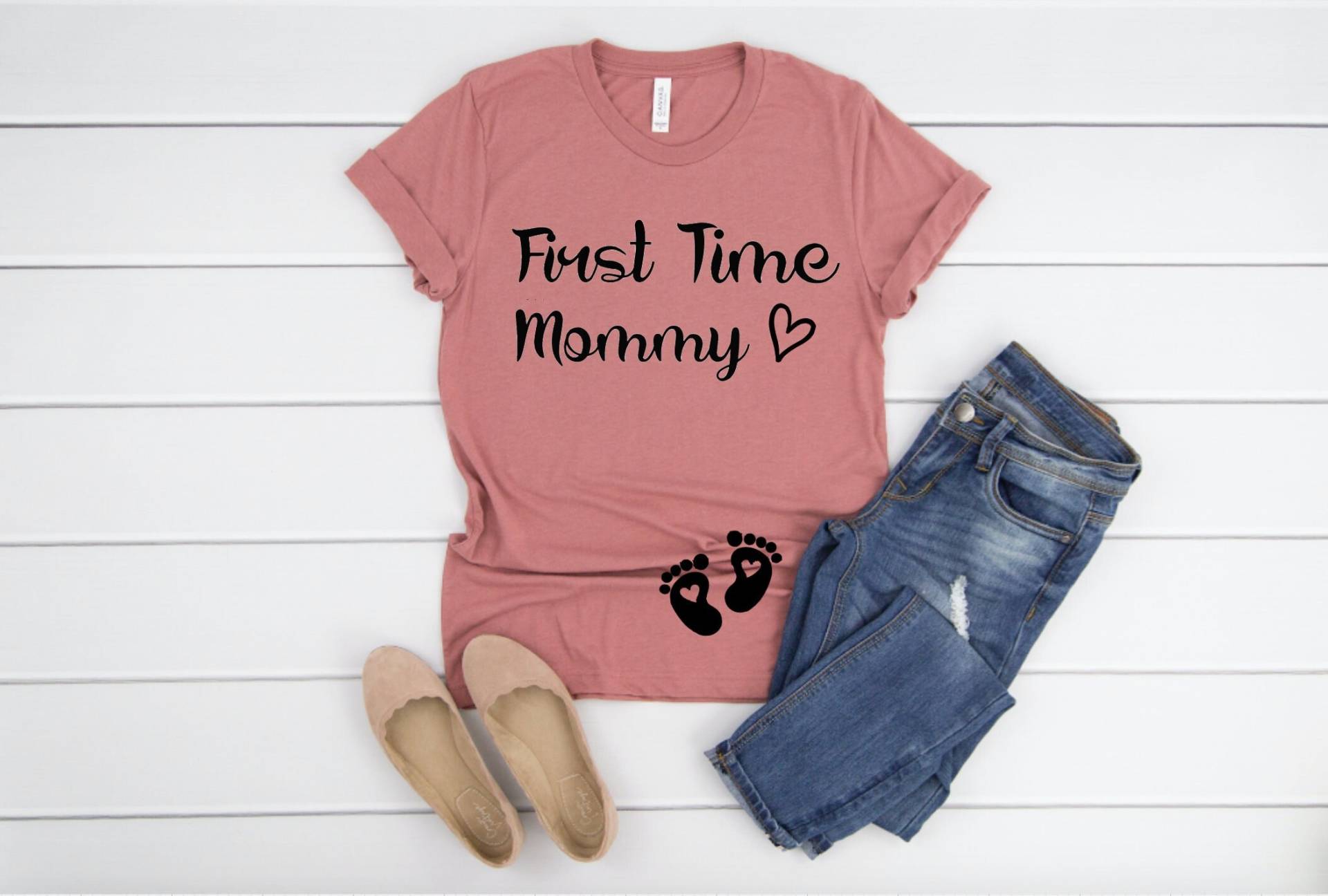 First Time Mommy Umstandsshirt, Süßes Schwangerschaft Ankündigung Shirt, Photo Prop Shirt von AMommysLoveCo