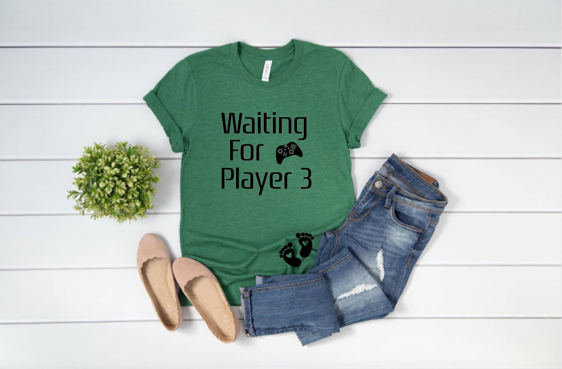 Waiting For Player 3 Umstandsshirt, Süßes Schwangerschaft Ankündigung Shirt, Photo Prop Shirt von AMommysLoveCo