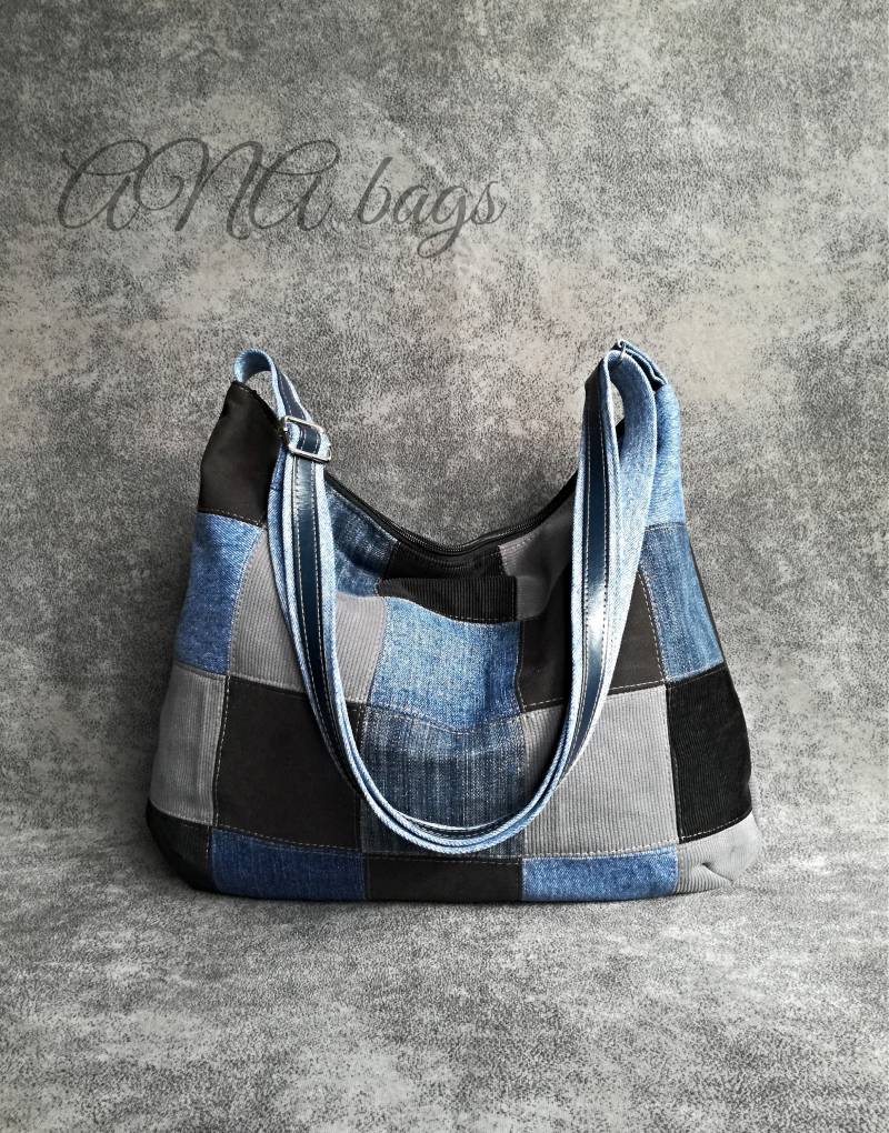 Upcycled Denim Umhängetasche Patchwork Jeanstasche Mit Reißverschluss von ANAbagsDesignStudio