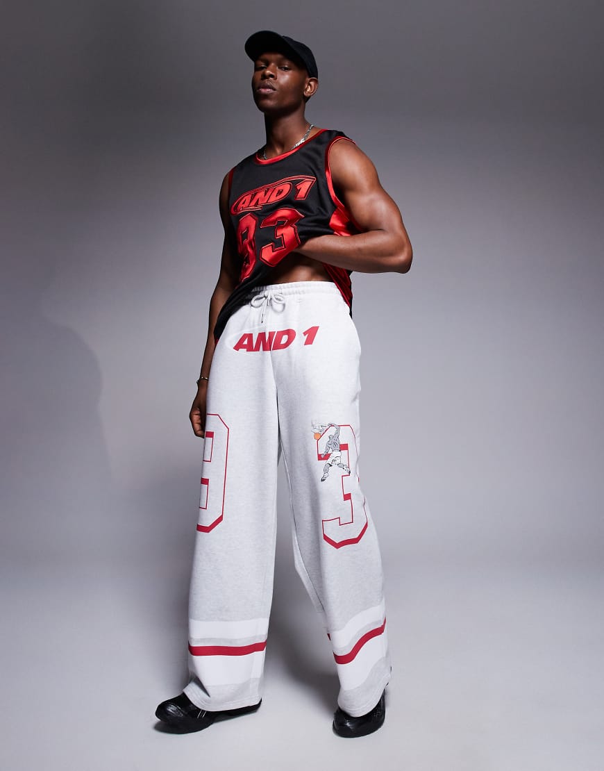AND1 - Oversize-Jogginghose in Grau mit Sport-Print AND1 - Oversize-Jogginghose in Grau mit Sport-Print von AND1