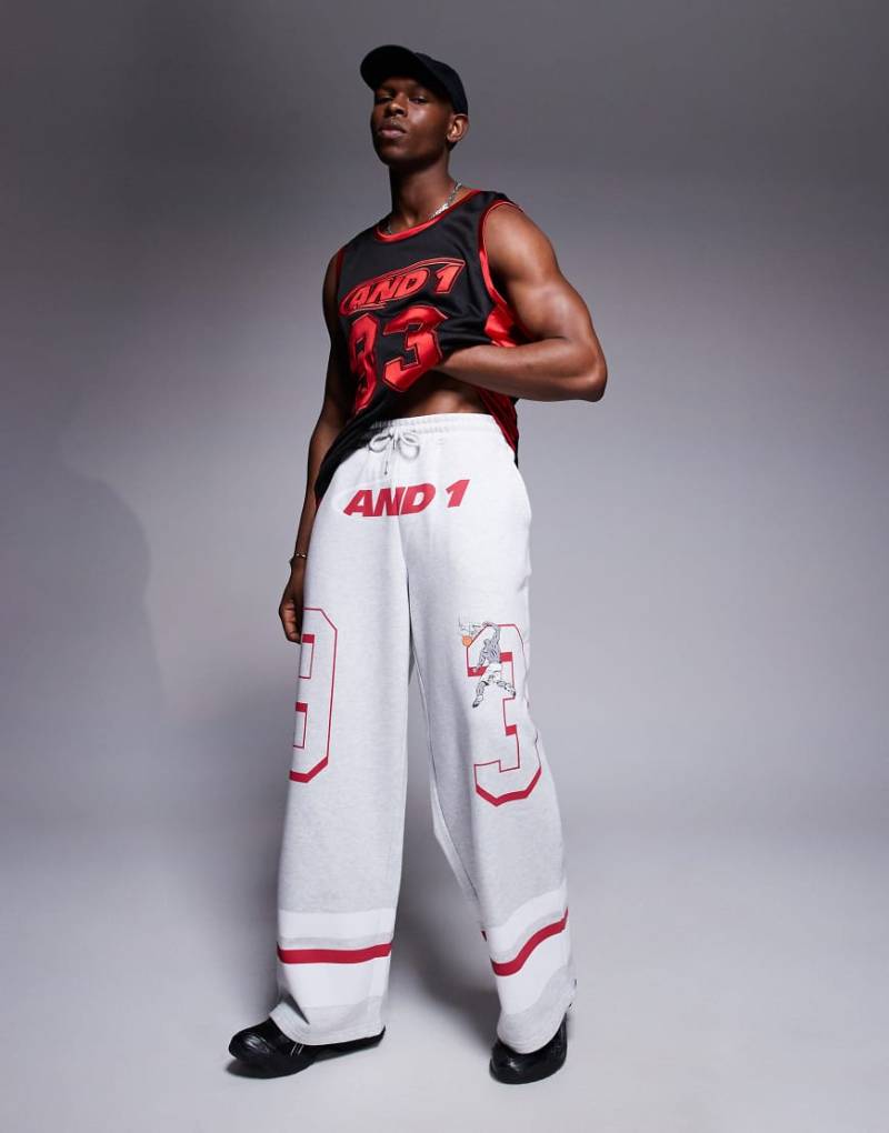 AND1 - Oversize-Jogginghose in Grau mit Sport-Print von AND1
