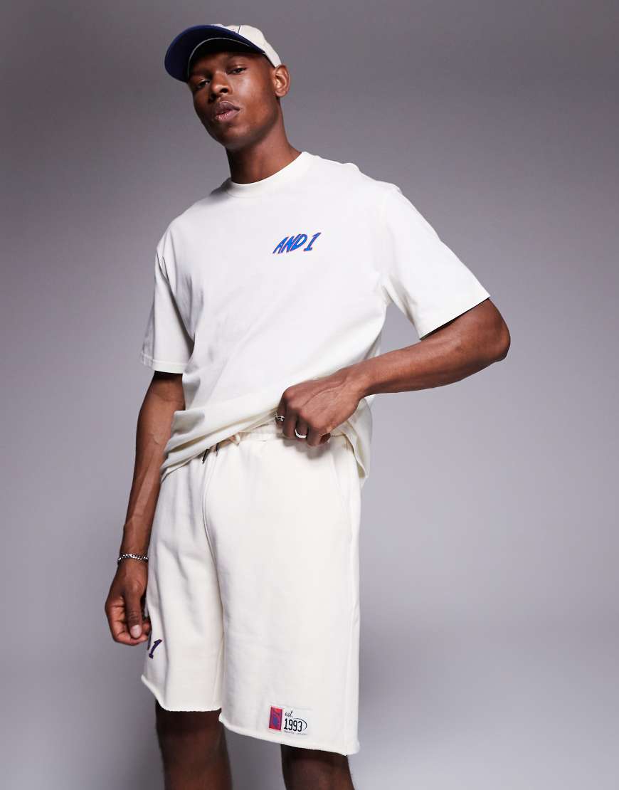 AND1 - Oversize-Shorts aus Jersey in Cremeweiß mit Logodetail AND1 - Oversize-Shorts aus Jersey in Cremeweiß mit Logodetail von AND1