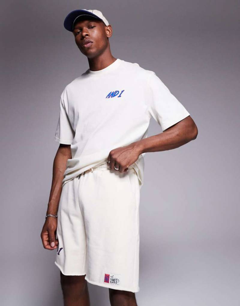 AND1 - Oversize-Shorts aus Jersey in Cremeweiß mit Logodetail von AND1