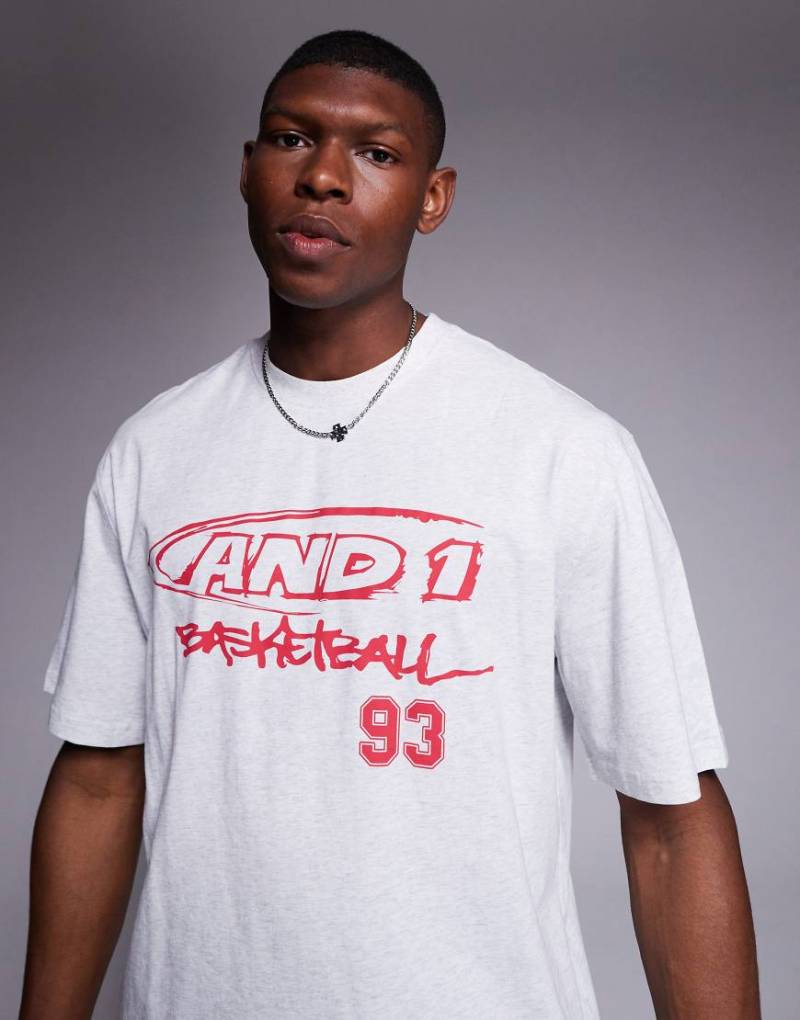 AND1 - Oversize-T-Shirt in Hellgrau mit Sport-Print von AND1