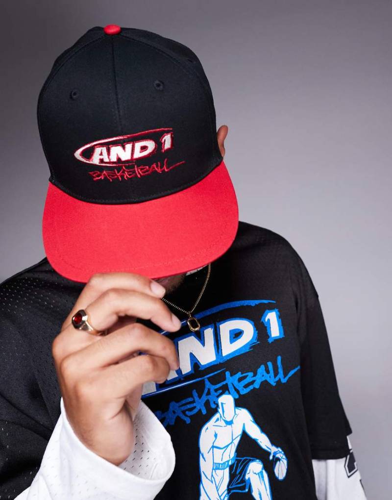 AND1 - Sport-Kappe in Schwarz und Rot mit Logo und farblich abgesetztem Schirm-Bunt von AND1