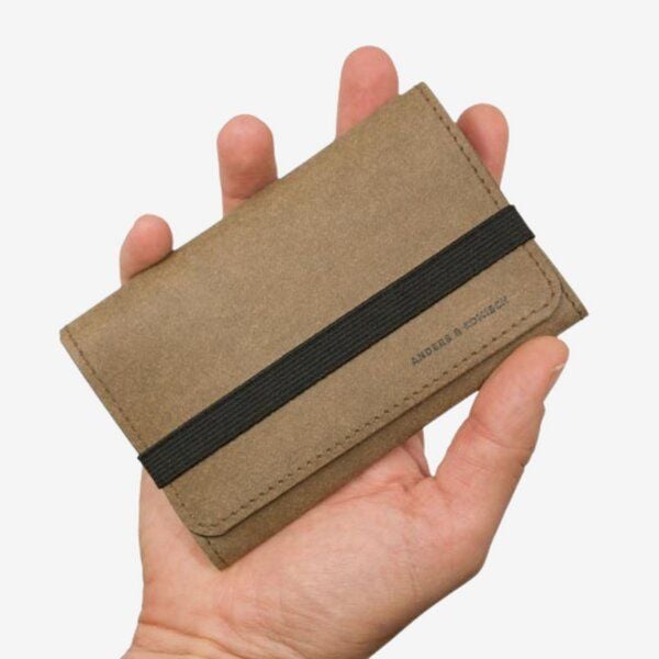 ANDERS & KOMISCH Geldbörse mittelgroß Braun - Übersichtlich.Leicht.Vegan - A&K KOMPAKT ANDERS & KOMISCH Geldbörse mittelgroß Braun - Übersichtlich.Leicht.Vegan - A&K KOMPAKT von ANDERS & KOMISCH