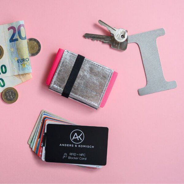 ANDERS & KOMISCH Kleiner Geldbeutel mit RFID- & NFC Schutz Karte – A&K MINI Portemonnaie Silber ANDERS & KOMISCH Kleiner Geldbeutel mit RFID- & NFC Schutz Karte – A&K MINI Portemonnaie Silber von ANDERS & KOMISCH