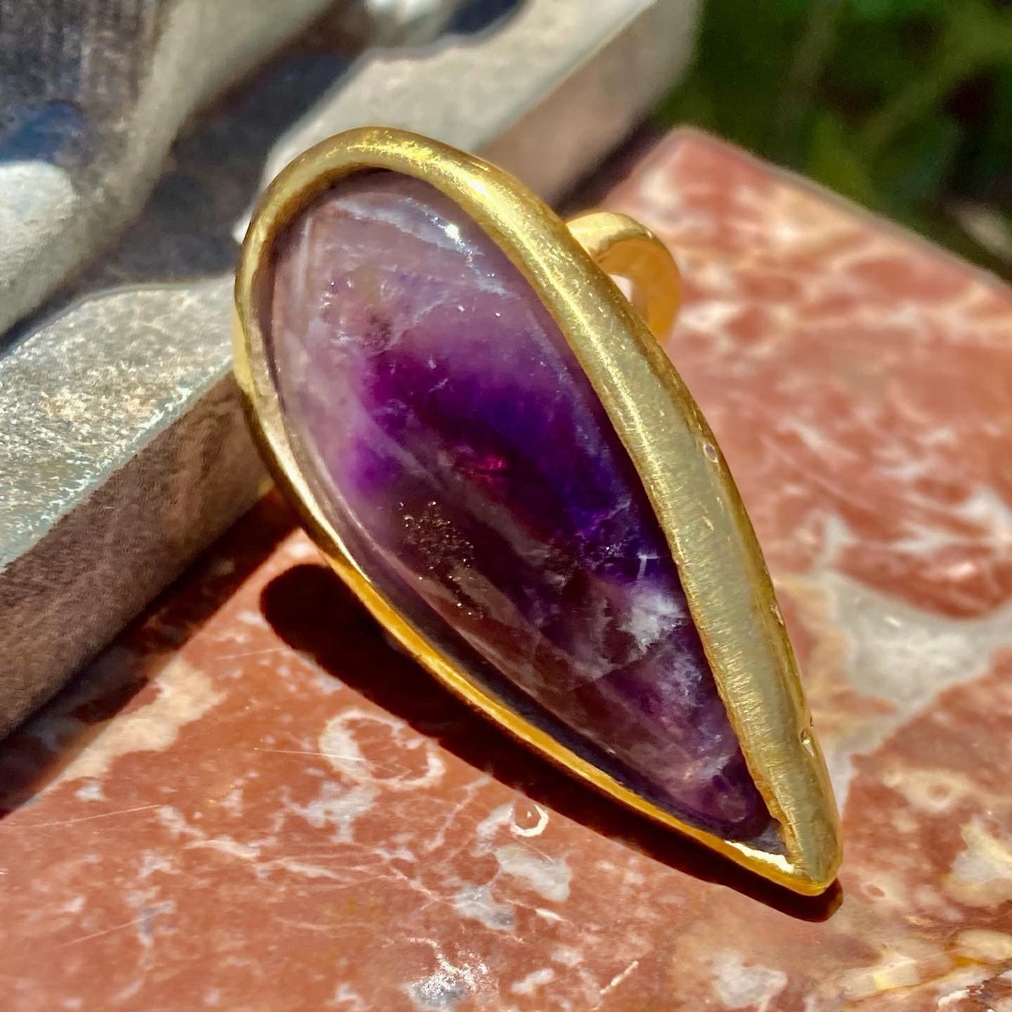 Wunderschöner, Maßgeschneiderter Amethyst Ring in Gelbgold Gefasst von ANDULAIRAH