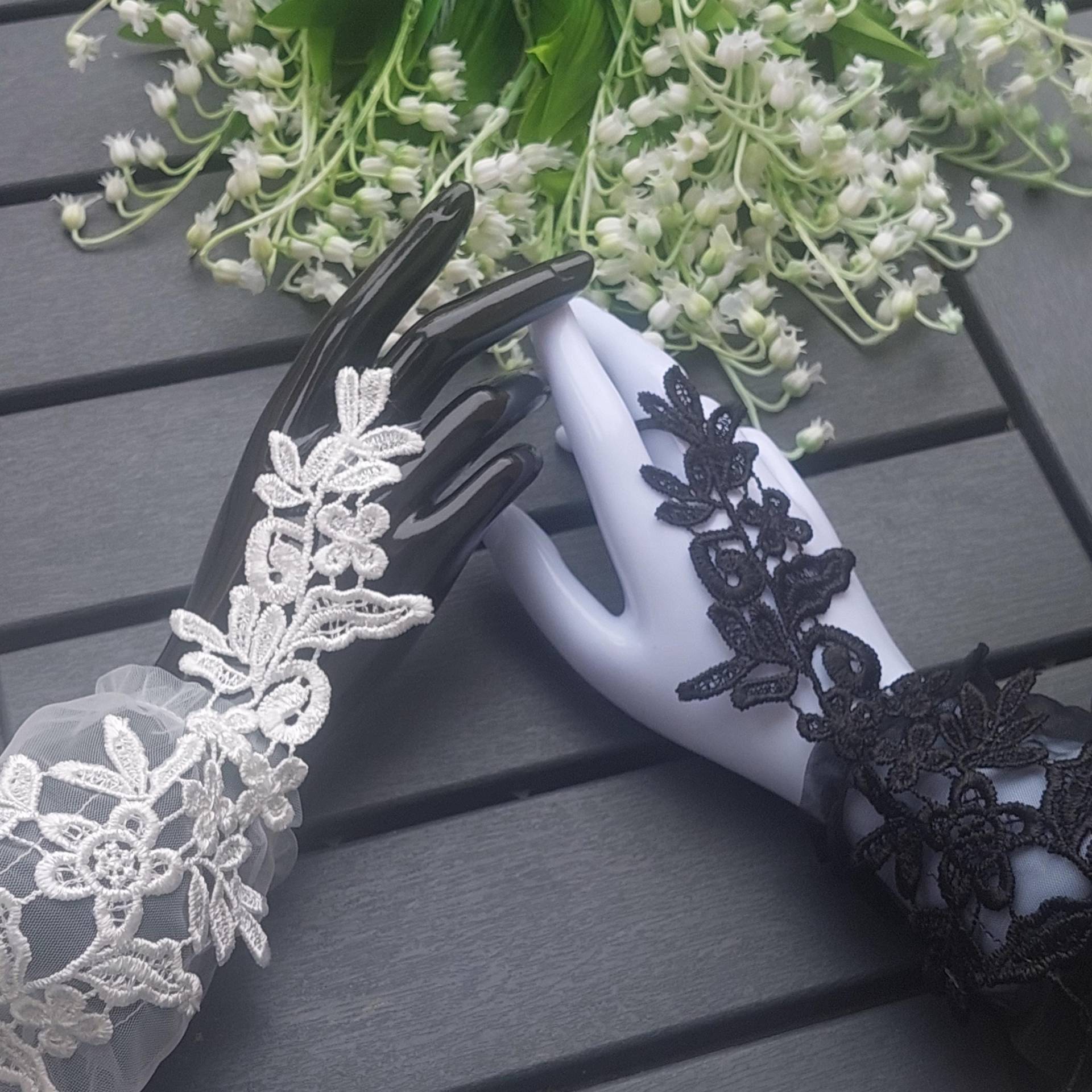 Elegant Black & White Lace Fingerless Evening Gloves - Romantic Accessory For Women von ANGELENADE