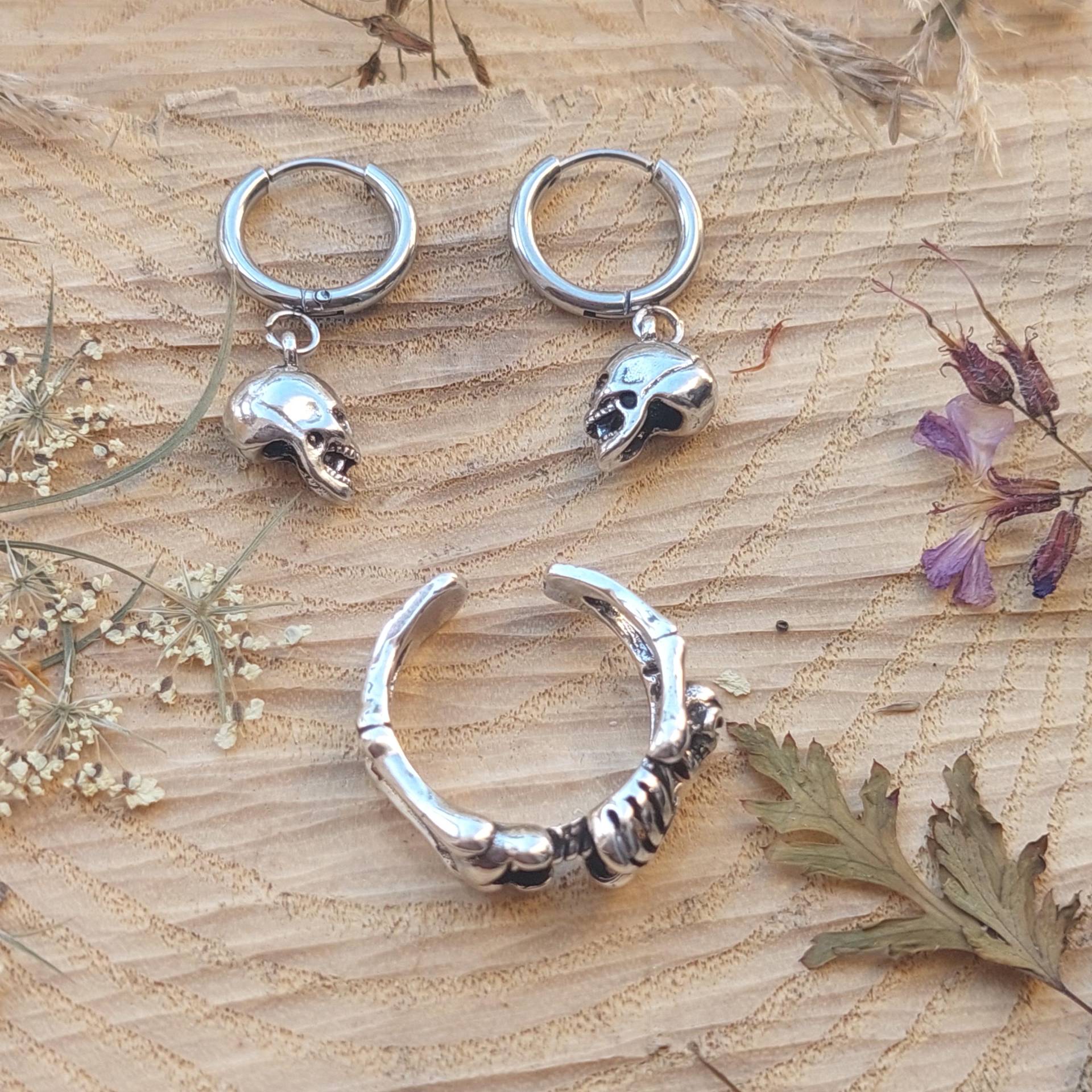 Gothic Totenkopf Schmuck Set - Vintage Silber Ohrringe & Klapp-Schädelring, Punk Rock Unisex Accessoire, Halloween Geschenk Für Sie Ihn Gothic Totenkopf Schmuck Set - Vintage Silber Ohrringe & Klapp-Schädelring, Punk Rock Unisex Accessoire, Halloween Geschenk Für Sie Ihn von ANGELENADE