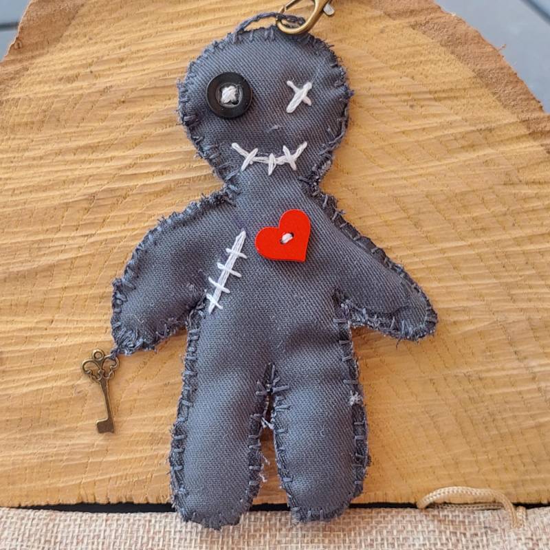 Gothic Voodoo Puppe Schlüsselanhänger - Handgemachtes Stoff-Amulett Mit Herz & Schlüssel Einzigartiges Creepy-Cute Geschenk Für Rucksack Gothic Voodoo Puppe Schlüsselanhänger - Handgemachtes Stoff-Amulett Mit Herz & Schlüssel Einzigartiges Creepy-Cute Geschenk Für Rucksack von ANGELENADE