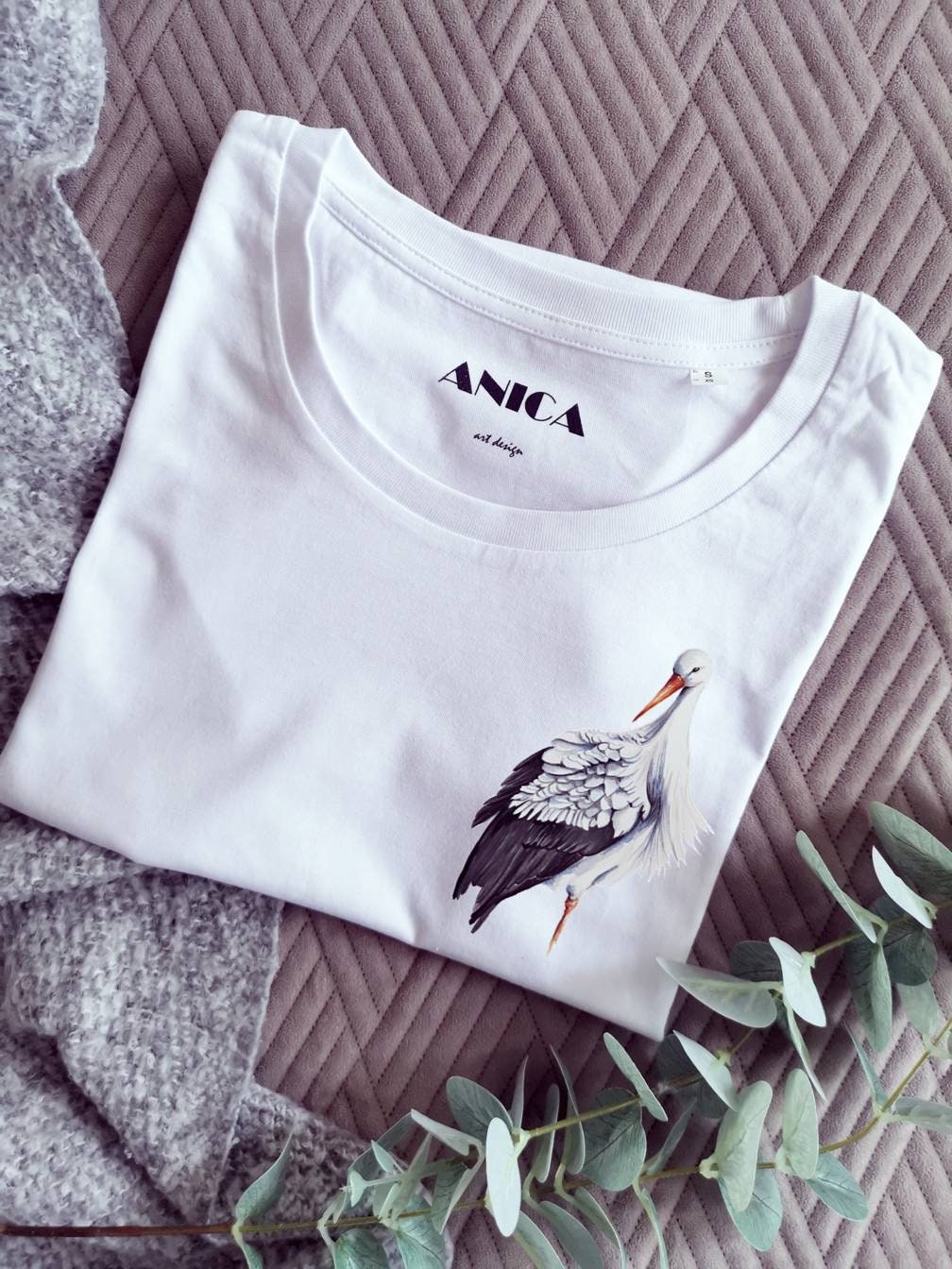 Damen Shirt Mit Storch, Kleine Zeichnung, Weißes Tshirt, 100% Biobaumwolle, Vogel Motiv, Freizeit Outfit von ANICAartdesign