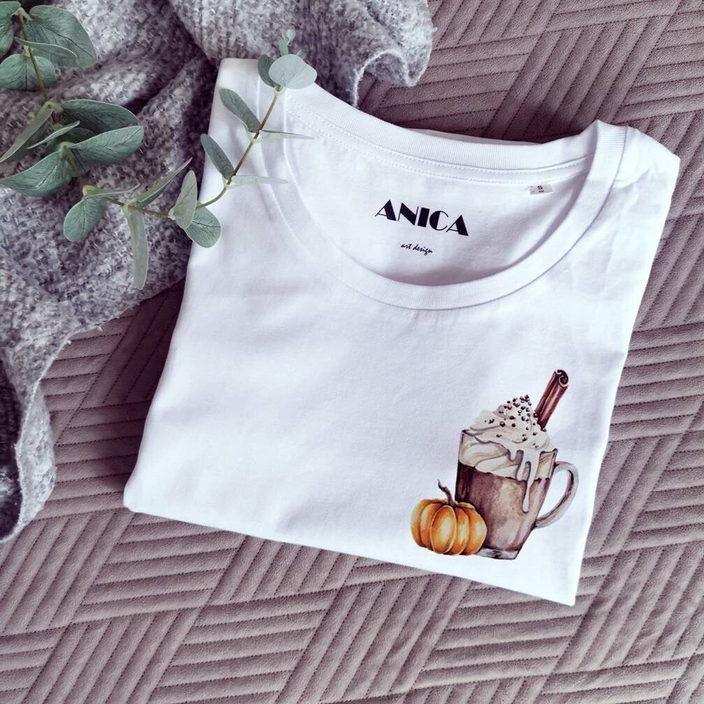 Herbst Shirt, Damen Tshirt Tasse Kaffee, Kürbis, Zimt, Kürbis Gewürzshirt, Saisonale Shirt, Latte Kürbisgewürz von ANICAartdesign