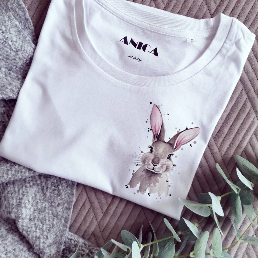 Shirt Mit Hase, Süßer Hauskaninchen, Feldhase, Wildkaninchen, Biobaumwolle, Nachhaltige Produktion, Weißes Damen Tshirt von ANICAartdesign